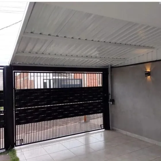 Cobertura de Telha Sanduíche em Jardim Parnaíba, Santana de Parnaíba - SP — Cobertura em quintal residencial coberto