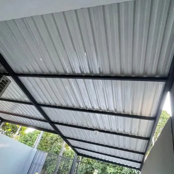 Cobertura de Telha Sanduíche em Jardim Parnaíba, Santana de Parnaíba - SP — Cobertura em pátio de comércio com mesas externas