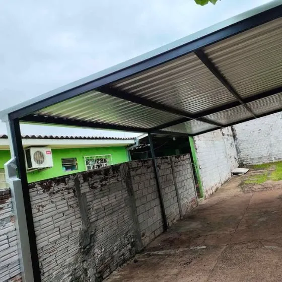 Cobertura de Telha Sanduíche em Jardim Parnaíba, Santana de Parnaíba - SP — Instalação em estacionamento
