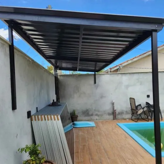 Cobertura de Telha Sanduíche em Jardim Parnaíba, Santana de Parnaíba - SP — Cobertura em passagem coberta entre ambientes