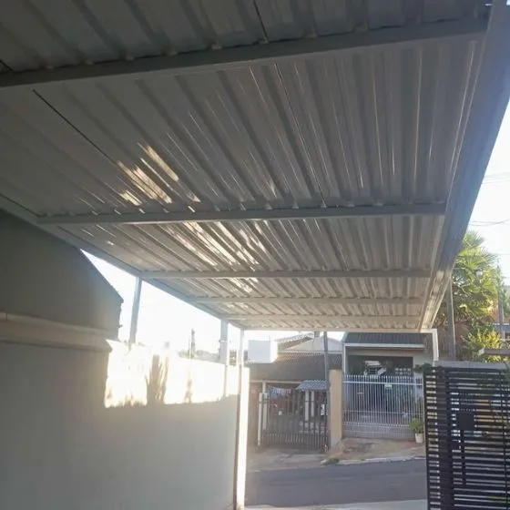 Cobertura de Telha Sanduíche em Jardim Parnaíba, Santana de Parnaíba - SP — Instalação em fachada comercial