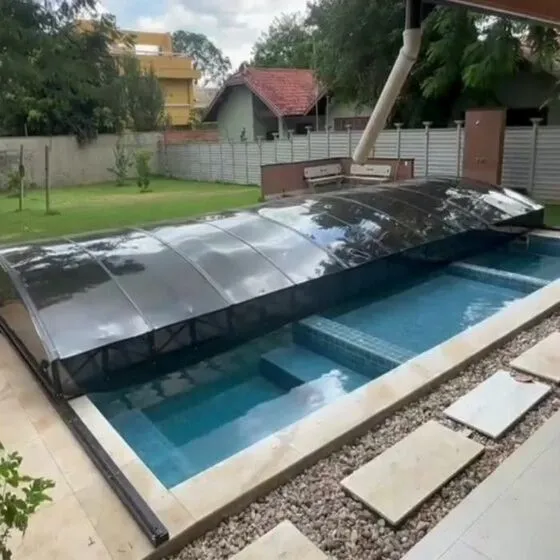 Cobertura Retrátil para Piscina em Maria Mercedes, Santana de Parnaíba - SP Cobertura Retrátil para Piscina em Maria Mercedes, Santana de Parnaíba - SP — Cobertura em quintal residencial coberto