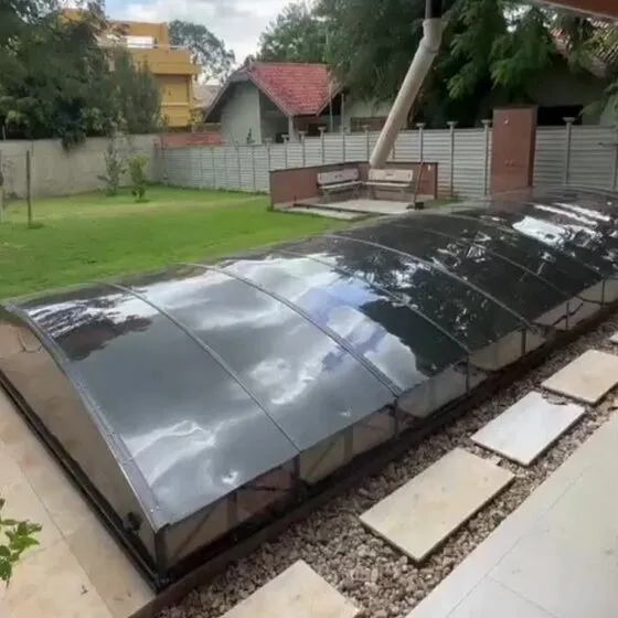 Cobertura Retrátil para Piscina em Maria Mercedes, Santana de Parnaíba - SP Cobertura Retrátil para Piscina em Maria Mercedes, Santana de Parnaíba - SP — Cobertura em pátio de comércio com mesas externas