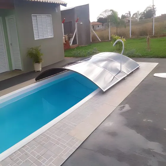 Cobertura Retrátil para Piscina em Maria Mercedes, Santana de Parnaíba - SP Cobertura Retrátil para Piscina em Maria Mercedes, Santana de Parnaíba - SP — Cobertura com estrutura metálica reforçada
