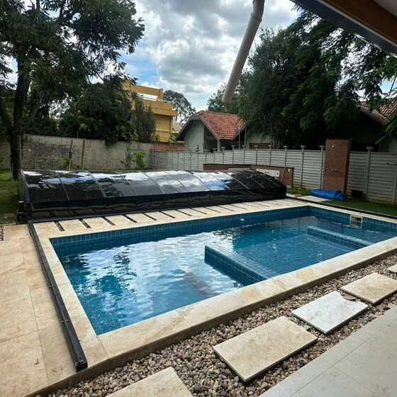 Cobertura Retrátil para Piscina em Maria Mercedes, Santana de Parnaíba - SP Cobertura Retrátil para Piscina em Maria Mercedes, Santana de Parnaíba - SP — Instalação em fachada comercial