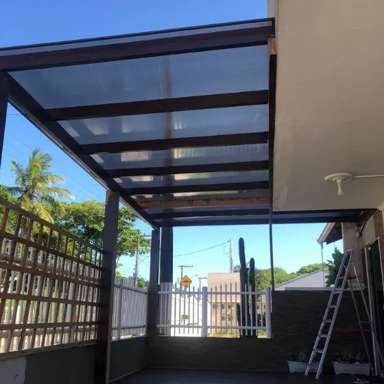 Pergolado de Alumínio com Policarbonato em Vila Nova, Santana de Parnaíba - SP Pergolado de Alumínio com Policarbonato em Vila Nova, Santana de Parnaíba - SP — Cobertura em pátio de comércio com mesas externas