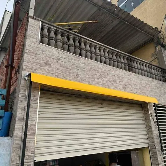 Toldo Cortina com Braços Laterais em Vila Nova, Santana de Parnaíba - SP Toldo Cortina com Braços Laterais em Vila Nova, Santana de Parnaíba - SP — Cobertura em área de piscina