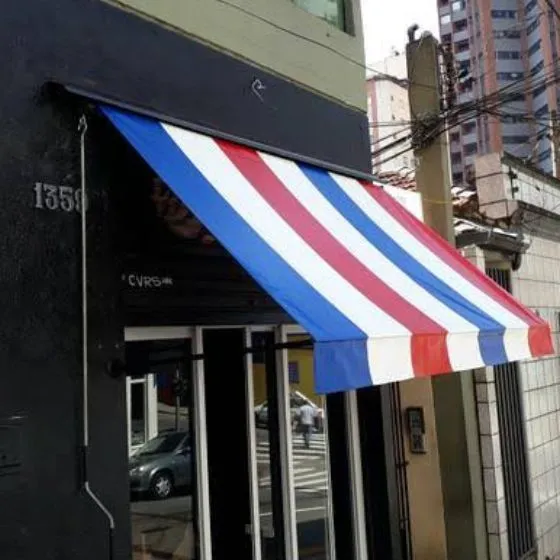 Toldo Cortina com Braços Laterais em Vila Nova, Santana de Parnaíba - SP Toldo Cortina com Braços Laterais em Vila Nova, Santana de Parnaíba - SP — Instalação em área gourmet com churrasqueira