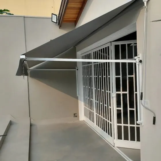 Toldo Cortina com Braços Laterais em Vila Nova, Santana de Parnaíba - SP Toldo Cortina com Braços Laterais em Vila Nova, Santana de Parnaíba - SP — Cobertura com estrutura metálica reforçada