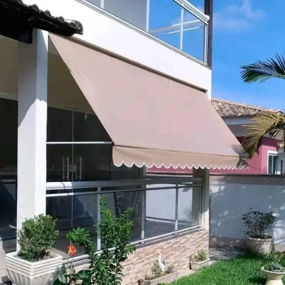 Toldo Cortina com Braços Laterais em Vila Nova, Santana de Parnaíba - SP Toldo Cortina com Braços Laterais em Vila Nova, Santana de Parnaíba - SP — Cobertura com calha lateral para escoamento