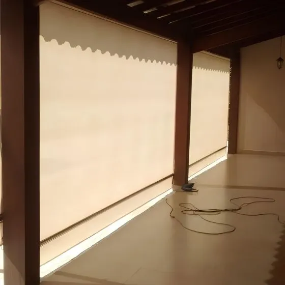 Toldo Cortina de Tela Screen em Parque Paraíso, Santana de Parnaíba - SP — Instalação em área gourmet com churrasqueira
