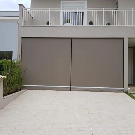 Toldo Cortina de Tela Screen em Parque Paraíso, Santana de Parnaíba - SP — Cobertura em quintal residencial coberto