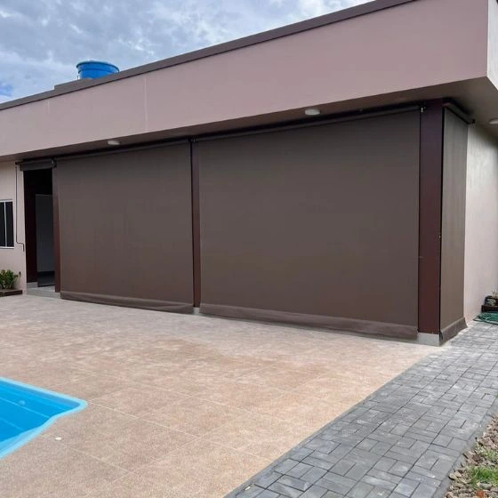Toldo Cortina de Tela Screen em Parque Paraíso, Santana de Parnaíba - SP — Cobertura em pátio de comércio com mesas externas