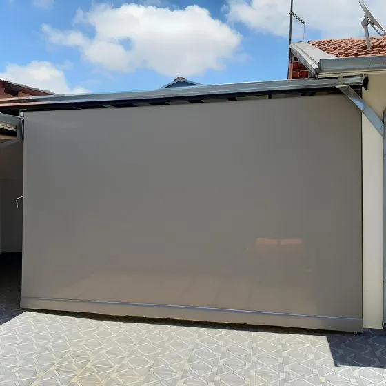 Toldo Cortina de Tela Screen em Parque Paraíso, Santana de Parnaíba - SP — Cobertura com calha lateral para escoamento