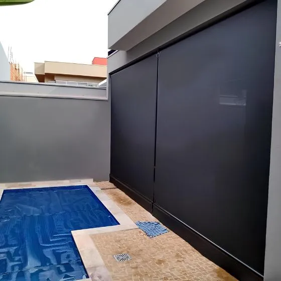 Toldo Cortina de Tela Screen em Parque Paraíso, Santana de Parnaíba - SP — Instalação em fachada comercial