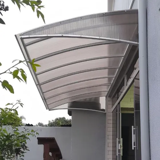 Toldo Policarbonato Alveolar em Centro, Santana de Parnaíba - SP Toldo Policarbonato Alveolar em Centro, Santana de Parnaíba - SP — Instalação em área gourmet com churrasqueira