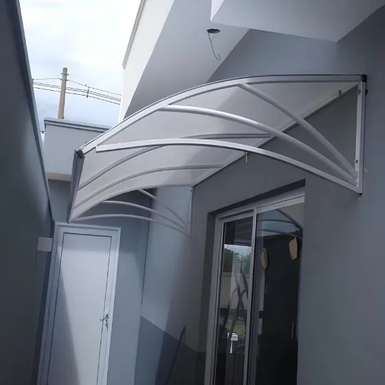 Toldo Policarbonato Alveolar em Centro, Santana de Parnaíba - SP Toldo Policarbonato Alveolar em Centro, Santana de Parnaíba - SP — Cobertura em pátio de comércio com mesas externas