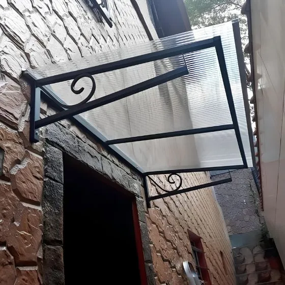Toldo Policarbonato Alveolar em Centro, Santana de Parnaíba - SP Toldo Policarbonato Alveolar em Centro, Santana de Parnaíba - SP — Cobertura em passagem coberta entre ambientes
